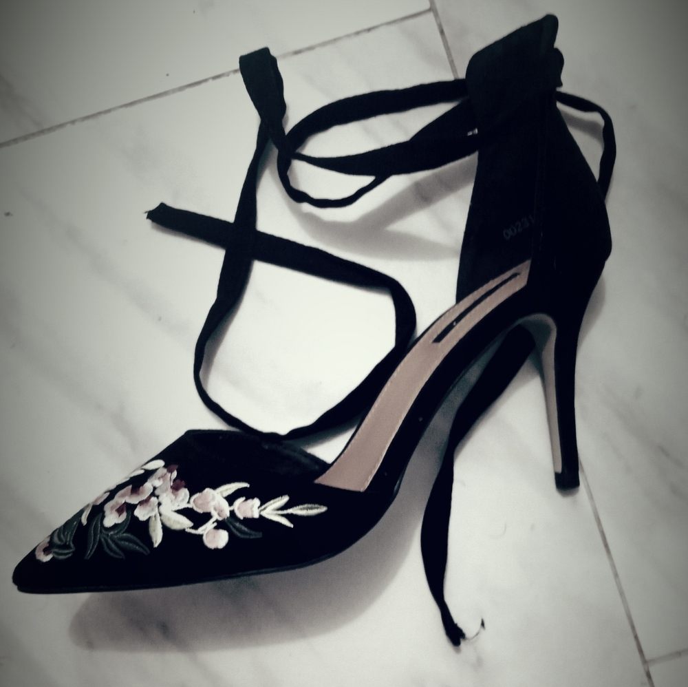 Embroidered Pointy Toe Lace Up Heels Size 8.5